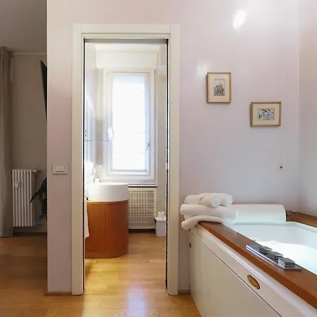Wonderful Apartments Near The Colosseum 4*